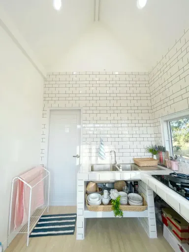 Phòng bếp Phòng tắm - Hơn 300 triệu để có một ngôi nhà gác lửng màu trắng 2 phòng ngủ tiện nghi