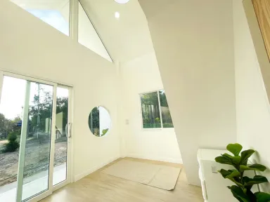Phòng khách - Hơn 300 triệu để có một ngôi nhà gác lửng màu trắng 2 phòng ngủ tiện nghi