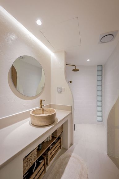  Phòng tắm - Ngôi nhà với những bức tường cong độc đáo 