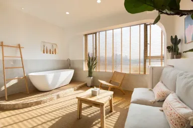 Phòng khách - Căn hộ Muji 45m2 tường vòm bố trí bồn tắm ở phòng khách lạ mắt 