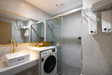 Phòng tắm - Căn hộ Muji 45m2 tường vòm bố trí bồn tắm ở phòng khách lạ mắt 