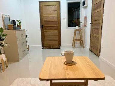 Phòng khách Phòng ăn - Căn nhà nhỏ tối giản ông bố thợ cơ khí xây tặng con gái chỉ hơn trăm triệu