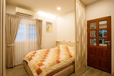 Phòng ngủ - Nann Opal: Ngôi nhà cấp 4 mái bằng hình vuông xây kiểu nhà vườn xanh mát