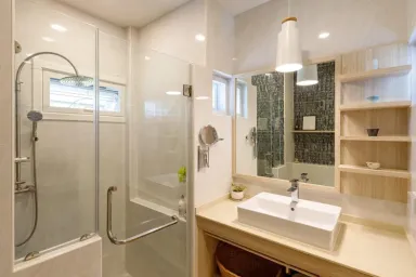Phòng tắm - Nann Opal: Ngôi nhà cấp 4 mái bằng hình vuông xây kiểu nhà vườn xanh mát