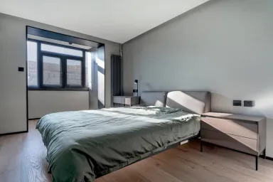 Phòng ngủ - Căn hộ chỉ thiết kế màu xám - đen mà sang trọng tinh tế bất ngờ