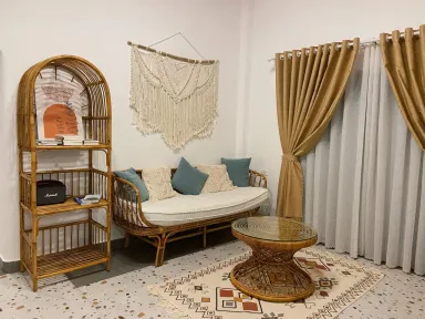 Phòng khách - Cặp đôi "rời phố xuống biển" xây căn homestay đầy thơ mộng