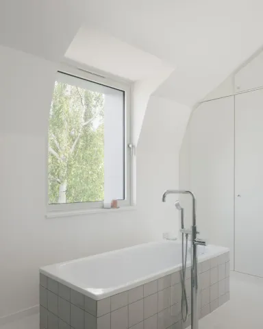  Phòng tắm - Ngôi nhà màu trắng với cửa kính thông suốt ẩn nấp trong khu vườn hoa dại 