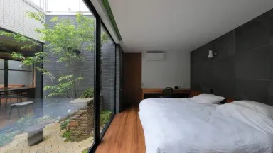 Phòng ngủ - Thiết kế ngôi nhà ôm lấy thiên nhiên với 3 sân trong để điều hòa không khí