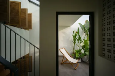 Lô gia Góc thư giãn - Thành quả bất ngờ sau cải tạo của ngôi nhà trong khu dân cư lâu đời Lô gia Góc thư giãn - Thành quả bất ngờ sau cải tạo của ngôi nhà trong khu dân cư lâu đời