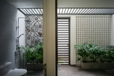 Phòng tắm - Thành quả bất ngờ sau cải tạo của ngôi nhà trong khu dân cư lâu đời Phòng tắm - Thành quả bất ngờ sau cải tạo của ngôi nhà trong khu dân cư lâu đời