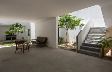Phòng khách - Mệ Loan's House: Ngôi nhà 3 khối với sàn bê tông mài ôm trọn sân trong truyền thống 