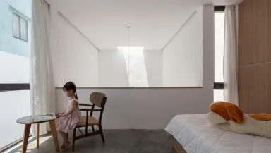 Phòng ngủ - Mệ Loan's House: Ngôi nhà 3 khối với sàn bê tông mài ôm trọn sân trong truyền thống Phòng ngủ - Mệ Loan's House: Ngôi nhà 3 khối với sàn bê tông mài ôm trọn sân trong truyền thống