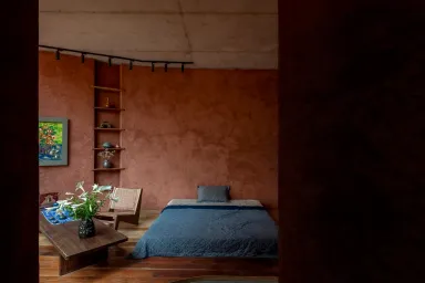 Phòng ngủ - Ngôi nhà có mặt tiền hạn hẹp nhưng lại dẫn đến một cảnh quan tuyệt vời