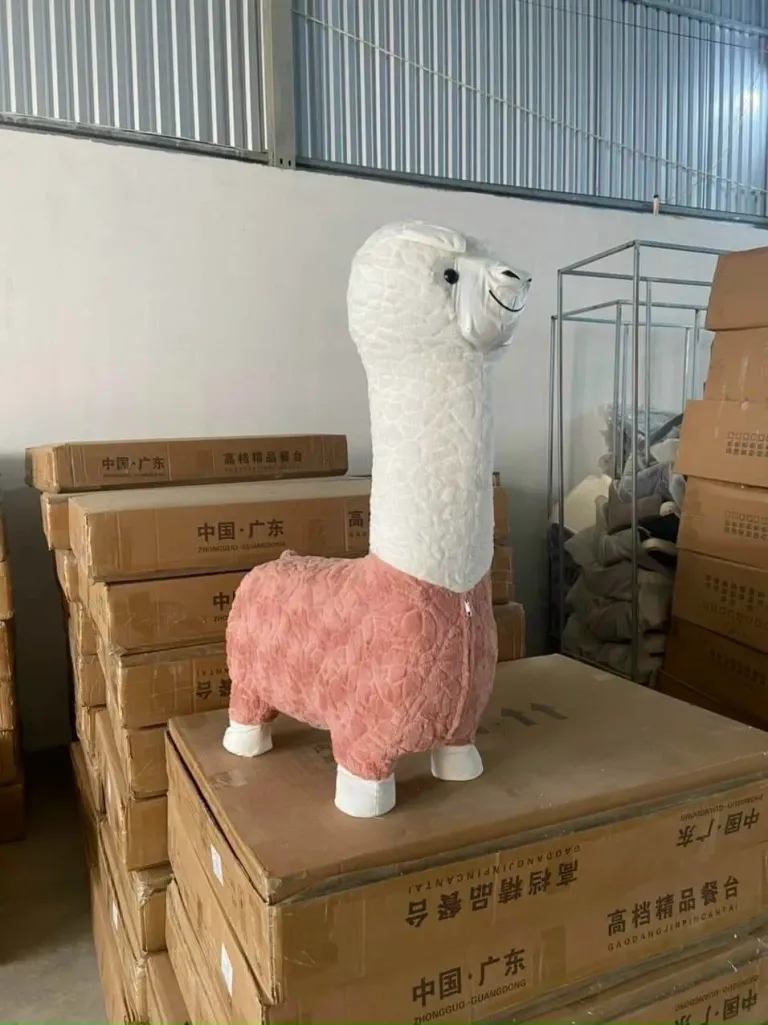 Ghế Đồ Chơi Lạc Đà Alpaca YOLO Trẻ Em Có Bánh Xe, Khung Gỗ Thông Hàng Nhập Khẩu Cao Cấp Hiện Đại