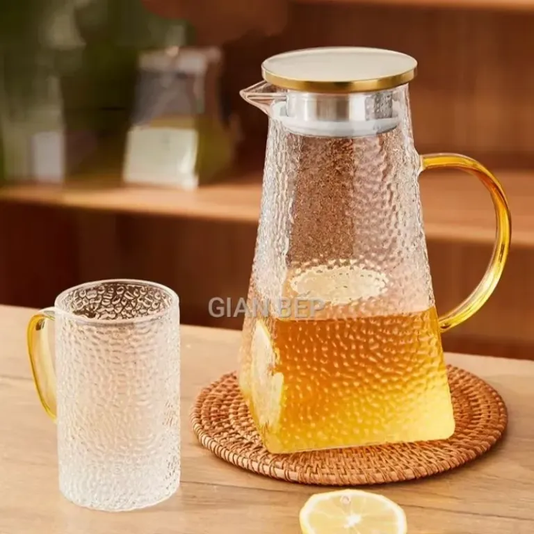 Bộ Bình Cốc Thủy Tinh Chịu Nhiệt Lọc Trà, Uống Nước Quai Vàng Sần Nắp Inox 1500ML - 1800ML